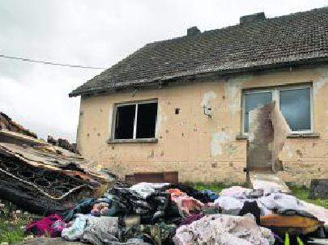 Nadpalone meble wczoraj leżały przed domem rodziny Fortunków w Gostkowie