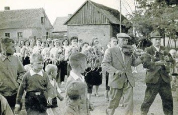 Jedne z pierwszych dożynek we Wróblowie pod Sławą