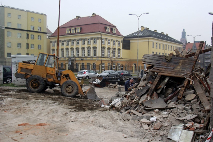 Wyburzanie garaży przy ulicy Zamkowej, róg Modrzejewskiej....