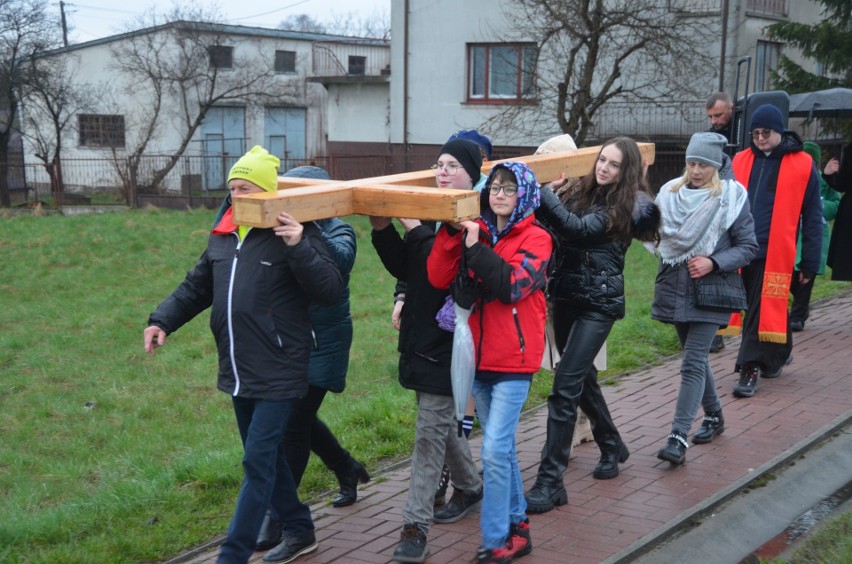 Plenerowa Droga Krzyżowa ulicami Ćmińska. Krzyż niosła młodzież, dorośli, strażacy, a także harcerze