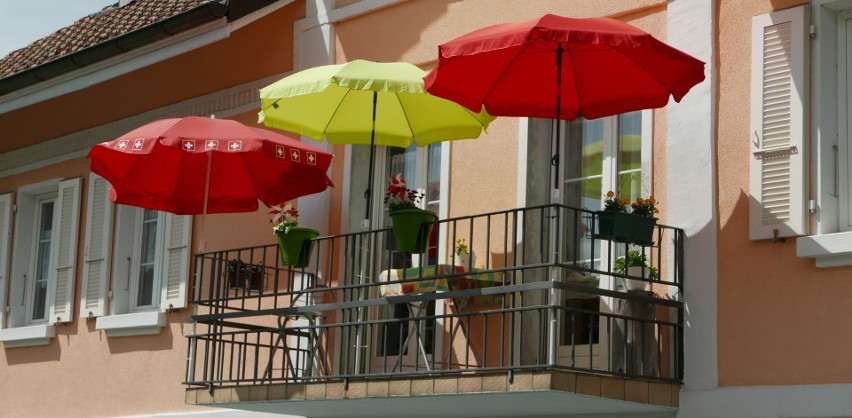 Podpowiadamy, jak wybrać parasol na taras i balkon.