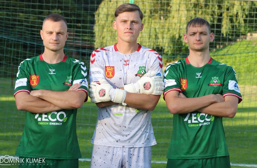 Piłkarze Orląt Kielce zaprezentowali nowe stroje. W takich koszulkach będą grać w sezonie 2023/2024 w RS Active 4. Lidze