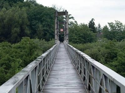 Wiszący most na Rabie w Mikluszowicach