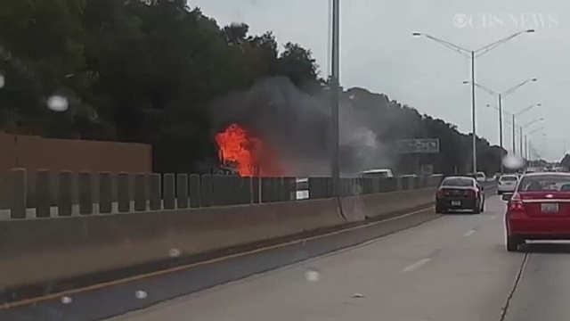 Ruch na zablokowanej początkowo autostradzie został przywrócony po dwóch godzinach. / Fot. US CBS/x-news