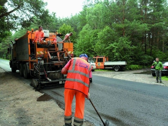 Układanie asfaltowego mikrodywanika na drodze wojewódzkiej nr 244 w Bożenkowie pod Bydgoszczą. Tu nowa technologia sprawdziła się, bo ciężarówki jeżdżą rzadko.