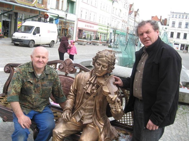 Kazimierz Polak (z lewej) i Marek Szala są zadowoleni ze swojej rzeźby