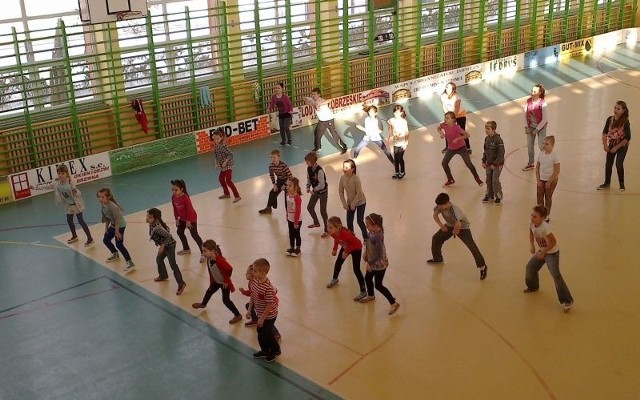 Szkoła Tańca i Fitness "Dance Tour&#8221; organizuje wakacyjne zajęcia taneczne dla najmłodszych mieszkańców regionu radomskiego z hip &#8211; hopu.