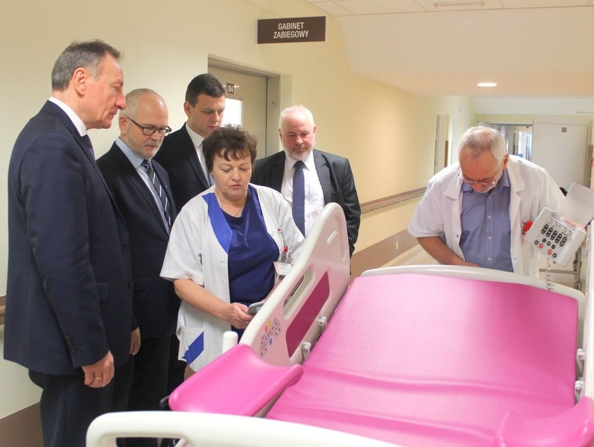 Przekazanie nowego łóżka porodowego szpitalowi powiatowemu w...