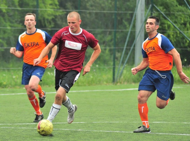 Ubiegłoroczny mistrz Tarnobrzeskiej Amatorskiej Ligi Piłkarskiej, Ekipa (pomarańczowo-niebieskie stroje), przegrała w sobotę z Metro Stars 2:3.