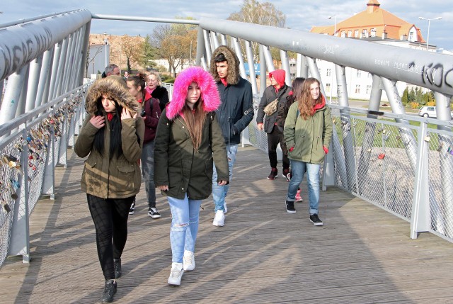 Na wystawie prezentowane są fotografie uczniów grudziądzkiego Liceum Plastycznego wykonane podczas praktyk zawodowych na Cyprze. Młodzi grudziądzanie gościli w partnerskiej szkole na wschodnim wybrzeżu Cypru, w miejscowości Paralimni. Spotkanie w grudziądzkiej Marinie z przebywającymi na stażu w Liceum Plastycznym Cypryjczykami miało charakter pokazu multimedialnego i miniwystawy prac fotograficznych w holu Mariny.