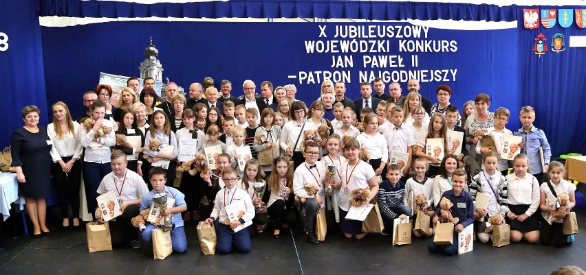 Ponad pięćdziesięciu uczniów rywalizowało w konkursie wiedzy o Janie Pawle II w Brzezinach
