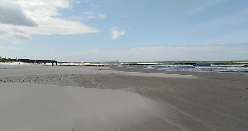 Akcja ratownicza na plaży w Ustce. Surfer stracił deskę i zniknął pod falami