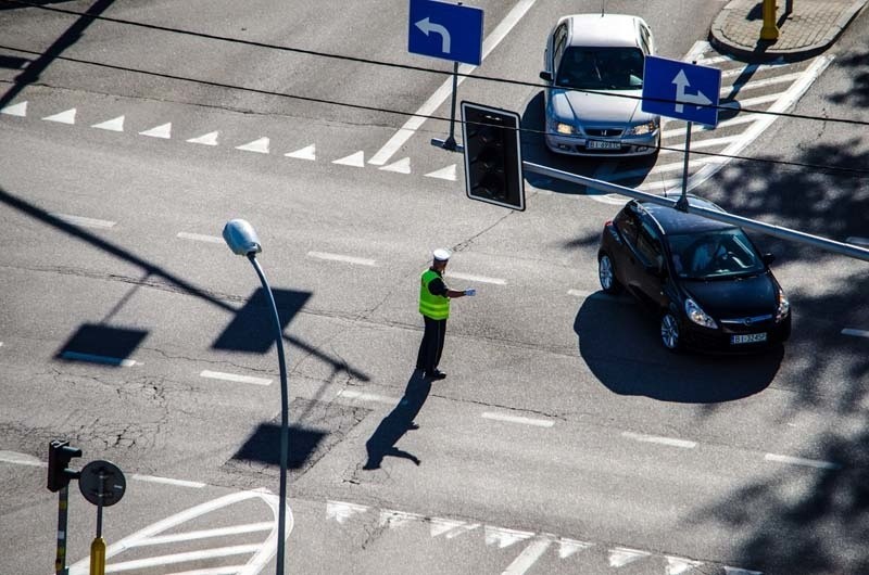 Nawet kierowanie ruchem przez policjanta ruchu drogowego nie...