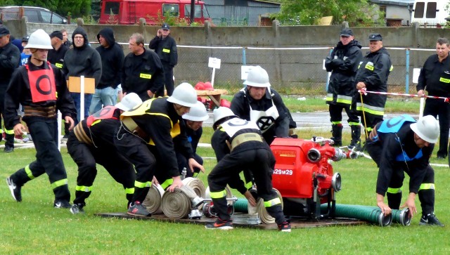 Ćwiczenia bojowe, z użyciem motopompy, były najbardziej widowiskowym fragmentem niedzielnych mistrzostw strażackich w Kazimierzy Wielkiej.