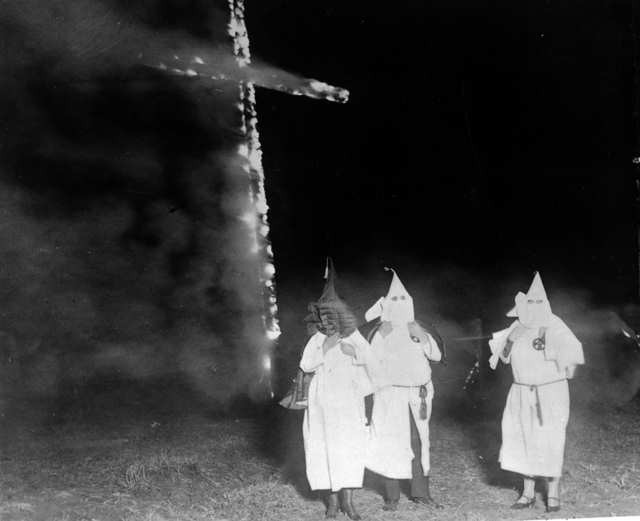 Palenie krzyża przez członków KKK