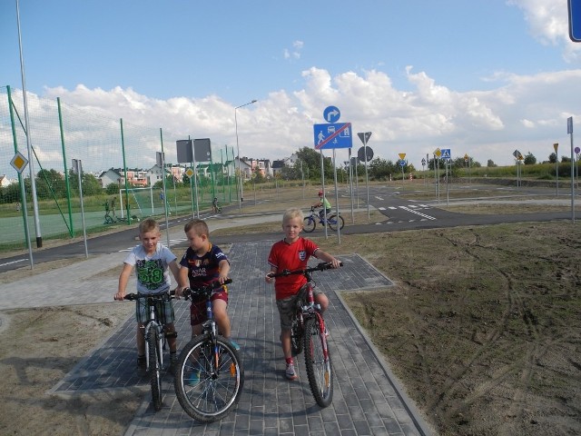 Nowo powstały plac cieszy się sporym zainteresowaniem zwłaszcza wśród dzieci i młodzieży.   - Przychodzimy tu codziennie - zapewniają Bartek, Mikołaj i Mateusz z osiedla Pyrzyckiego