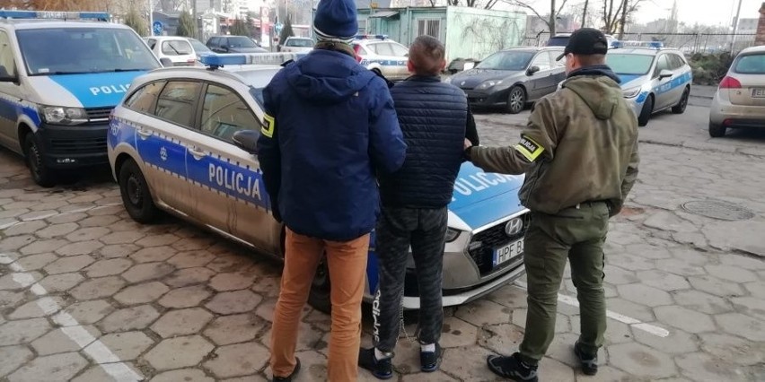 Zbieg z zakładu karnego zatrzymany po pościgu w Łodzi. Uciekając bmw przed policją rozbił dwa inne auta