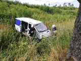 Wypadek w miejscowości Ostrowąs. Bus zjechał do rowu i dachował [ZDJĘCIA]