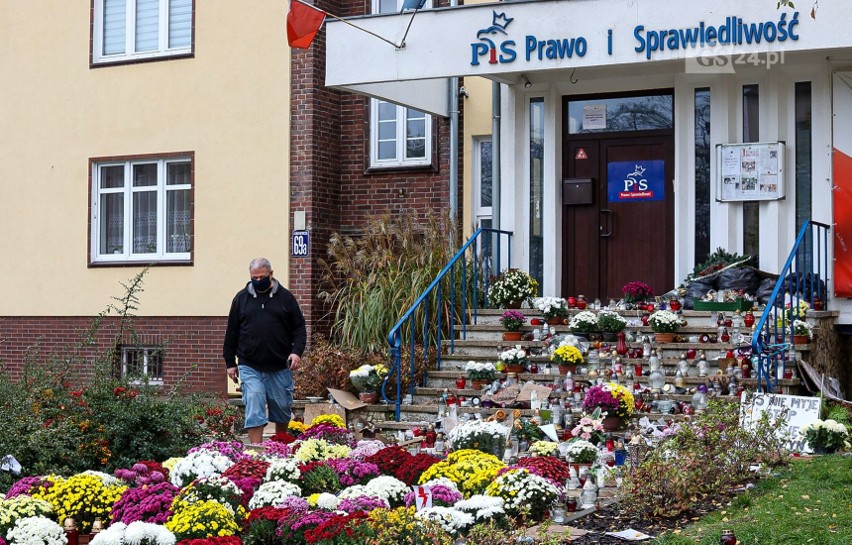 Kwiaty, znicze i transparenty przed siedzibą PiS w...