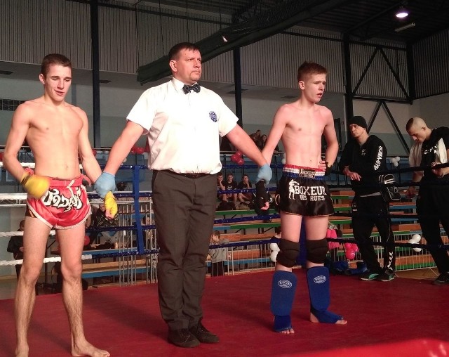 Robert Soboń (z prawej) ze Sportowego Klubu Kick Boxing Kielce wywalczył srebrny medal w kategorii 57 kilogramów juniorów.