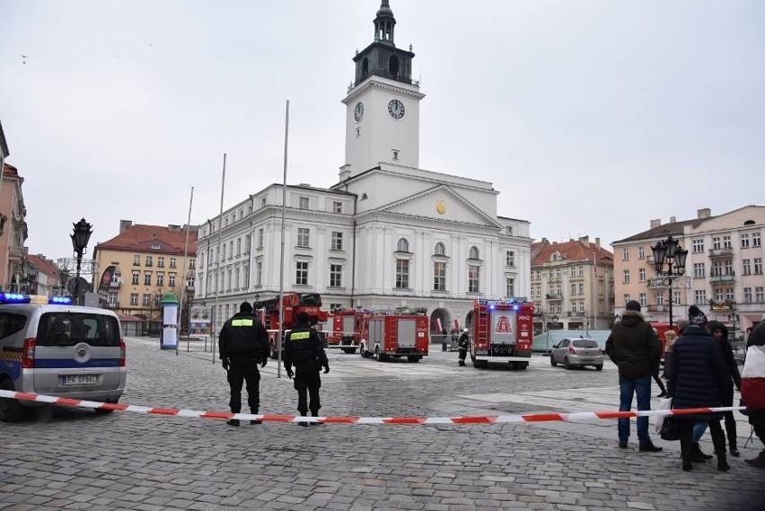 Na miejscu pracuje kilkudziesięciu strażaków. Rynek w...