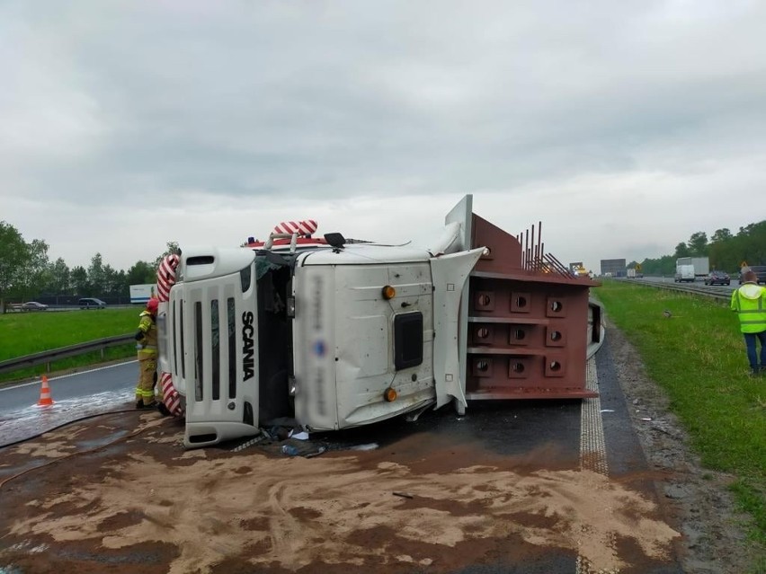 Najpierw na A4 w kierunku Krakowa wywróciła się ciężarówka z...