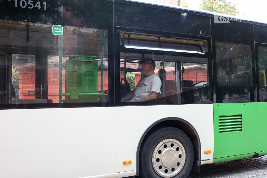 Pasażerowie komunikacji miejskiej w Szczecinie bez maseczek...