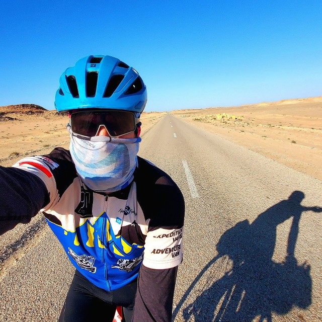 Nie lubi zimy, więc objechał rowerem Saharę. Niezwykła podroż Kamila Knapczyka