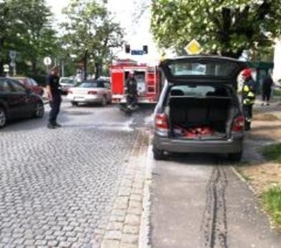 Wrocław: Strażnicy miejscy ugasili płonący samochód przy Górniczej (ZDJĘCIA)
