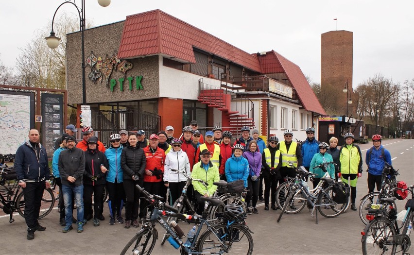 Turyści przemierzyli na rowerach szlak dawnych,...