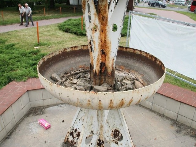 Nieczynna od lat fontanna przy rondzie Jerzego Giedroycia w Kielcach, aż straszy swym wyglądem.