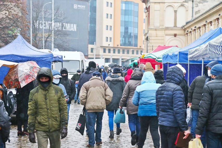 Tłumy na Świebodzkim. Tu koronawirus handlu nie zatrzymał! Kupisz szwarc, mydło i powidło... [ZDJĘCIA]