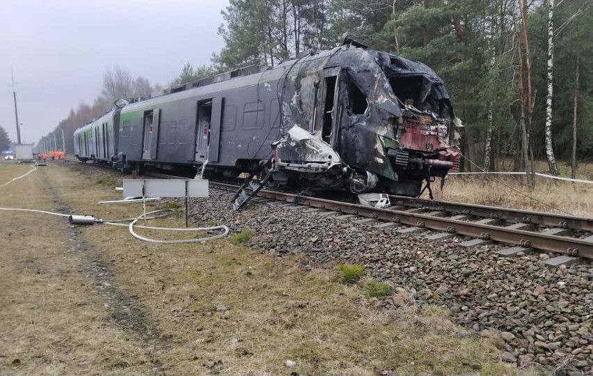 Na przejeździe kolejowym w Widełce samochód dostawczy zderzył się z szynobusem. Zginął kierowca citroena [ZDJĘCIA]