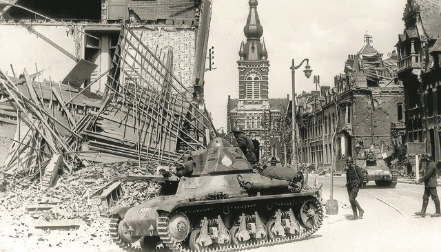 Francuski czołg Hotchkiss H35 w zniszczonym miasteczku