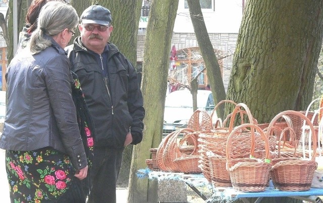 Koszyk z wikliny to nieodłączny atrybut wielkanocnej święconki, co potwierdzili buszczanie podczas sobotniego kiermaszu regionalnego.