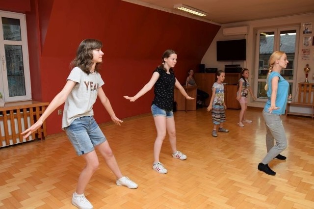 Na zajęciach tanecznych Katarzyna Oleś prowadziła rozgrzewkę. Później dziewczęta uczyły się podstawowych kroków.