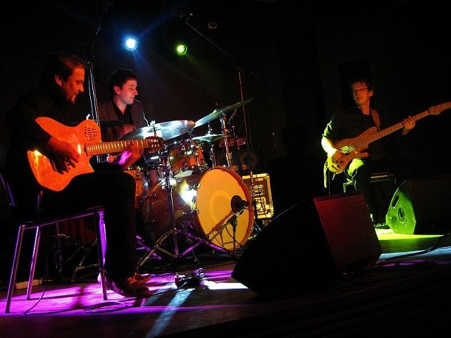 Od lewej Sebastiana Ruciński (gitara klasyczna), Przemysław Smaczny (perkusja), Kosma Kalamarz (gitara basowa).