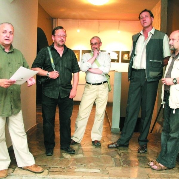 Klub Fotografii NURT tworzą: Przemysław Karwowski, Wojtek Su-rawski, Lech Buczyński, Stanisław Zeszut i Zbigniew Ciborowski