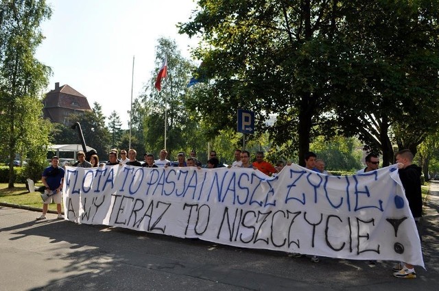 Kibice Floty protestowali pod urzędem miasta