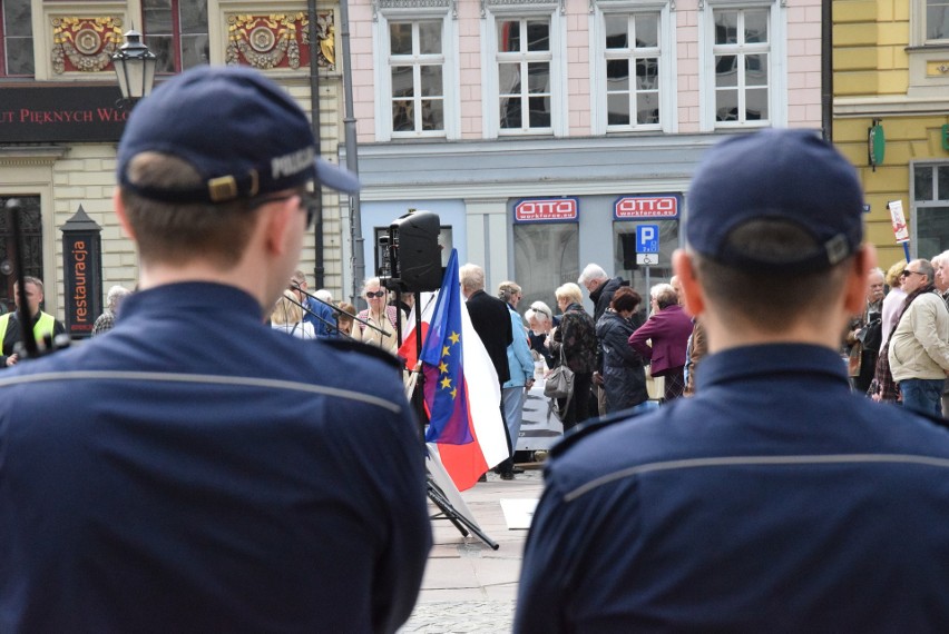 Manifestacja KOD na placu Solnym, 2 kwietnia 2017