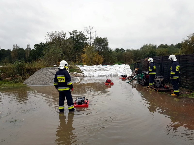 Silne opady w województwie śląskim. Prawie 700 interwencji straży pożarnej. Strażacy umacniali wały na rzekach