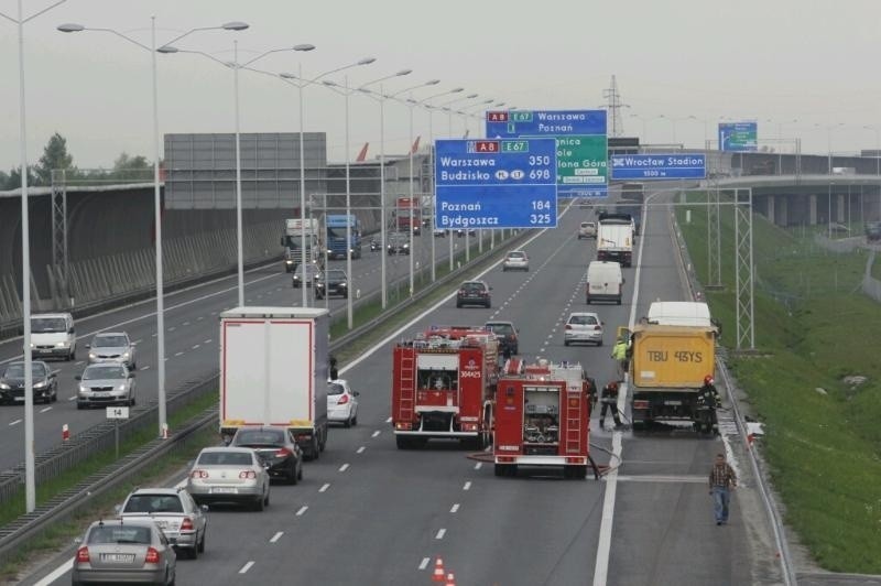 Wrocław: Pożar ciężarówki na AOW i utrudniony przejazd (ZDJĘCIA)