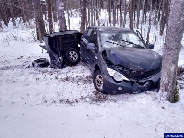 Auto uderzyło w drzewo i rozpadło się na pół