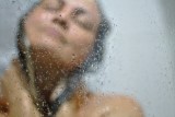 Gwiazda Instagrama sprzedaje... wodę po kąpieli. Internauci podobno kupują jak szaleni!