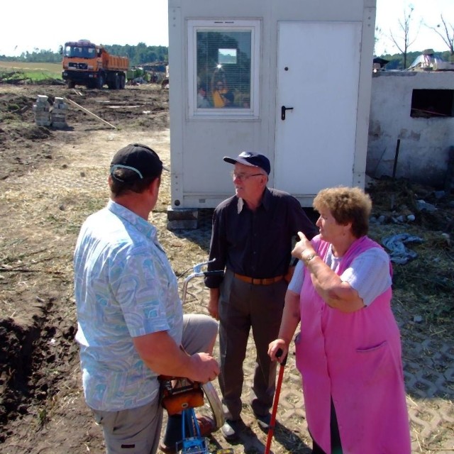 Gertruda i Paweł Krawcowie (z prawej) z Balcarzowic do kontenera zabiorą część mebli ze zniszczonego domu. Wkrótce podobne baraki staną w Sieroniowicach i Błotnicy Strzeleckiej.