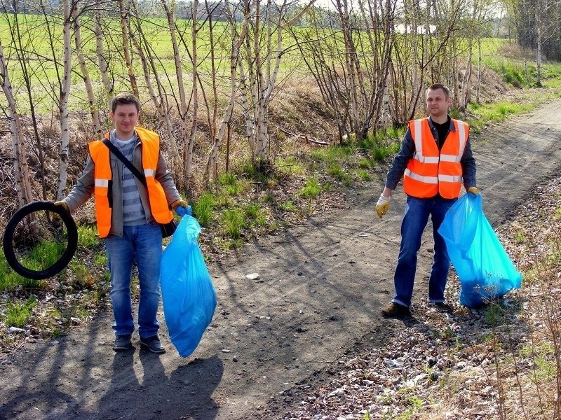 Urzędnicy sprzątali śmieci w Oleśnie