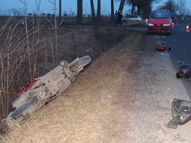 Wypadek wyglądał dramatycznie. Kierowca skutera trafił do szpitala.