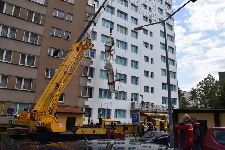 Wypadek przy ocieplaniu bloku w Tarnowie. Zerwała się winda z robotnikami