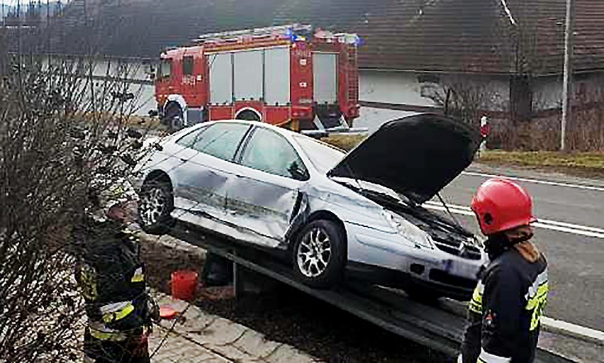 DK 28. Citroen na barierkach. Volkswagen w rowie. Strażacy w akcji