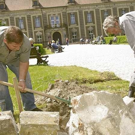 Czy także prace fizyczne w pałacu będą teraz wykonywać głównie firmy zewnętrzne? Na zdjęciu pracownicy interwencyjni przy remoncie parkowego ogrodzenia.